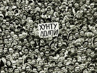 Митинг на Дворцовой, 20.8.91, СПб. Источник - ru.rfi.fr