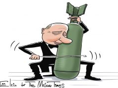 Путин - милитаризм и виолоночели. Карикатура С.Елкина: themoscowtimes.com