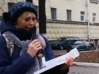 Светлана Марина читает фамилии репрессированных. Фото: Yandex.com