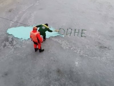 Закрашивание надписи "Нет войне!" на льду Мойки, Санкт-Петербург, 6.03.22. Фото: t.me/paperpaper_ru