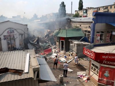 Разрушения в торговом квартале Славянска после российских авиаударов 3 июля. Фото: Scott Olson / Getty Images