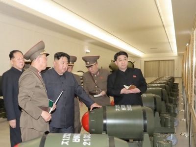 Ким Чен Ын осматривает боеголовки ракет. Фото: Yonhap News