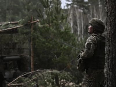 Боец ВСУ наблюдает за дронами. Фото: Aris Messinis / AFP / Scanpix / LETA