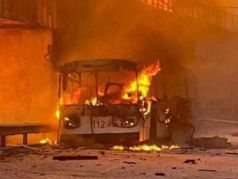Горящий троллейбус на дамбе в Запорожье, ночь с 21 на 22.03.24. Фото: t.me/c/1197363285